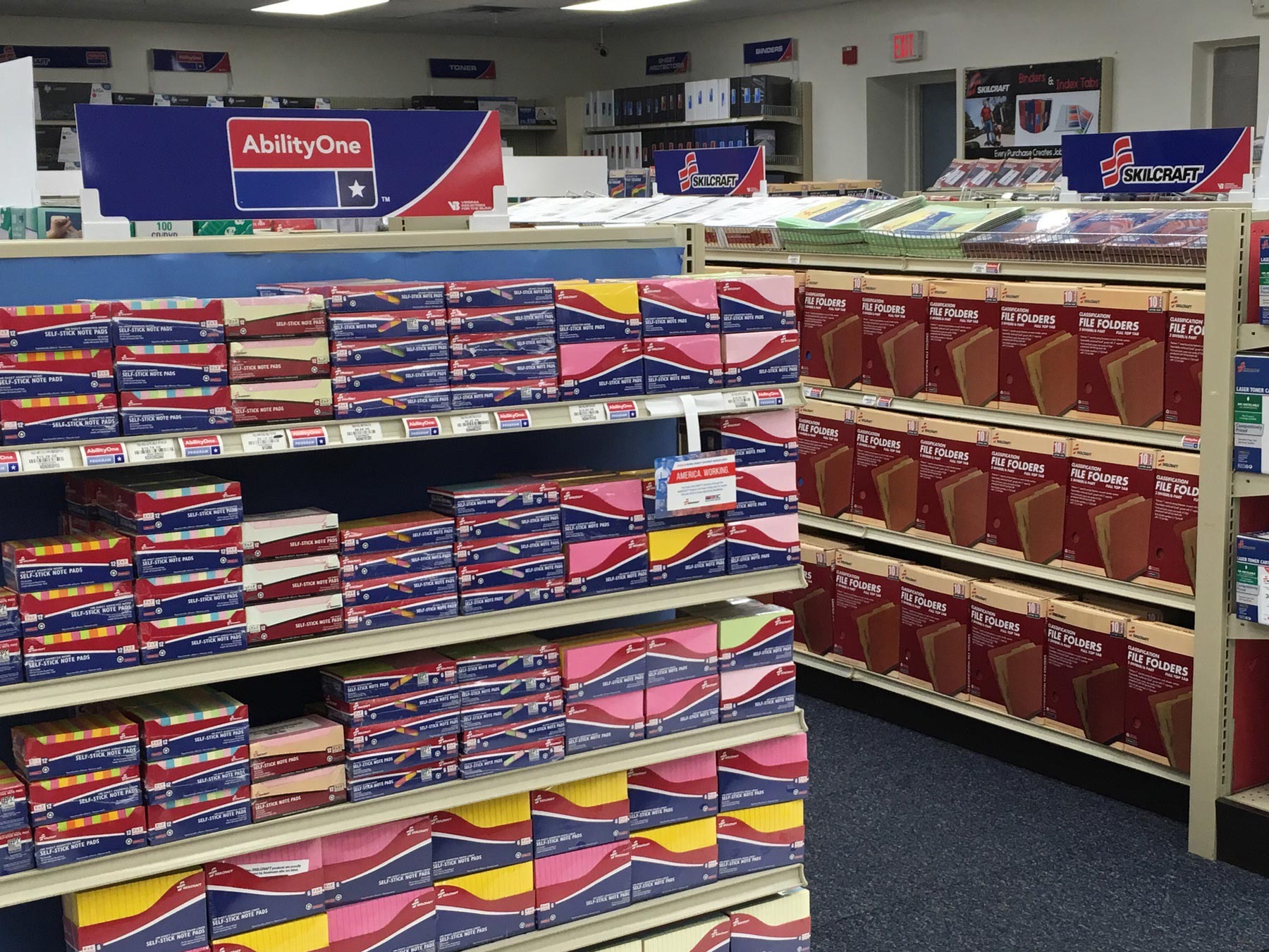 엔드캡 통로에 AbilityOne 제품 전시